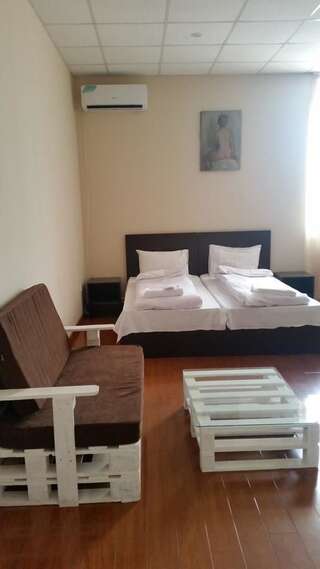 Отель Benefice Mini-Hotel & Tours Ереван Cемейный номер с собственной ванной комнатой-3